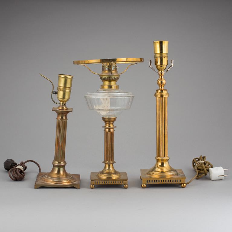 FOTOGENLAMPA samt BORDSLAMPOR, 2 stycken, mässing, bland annat Skultuna Bruk, 1900-talets början.