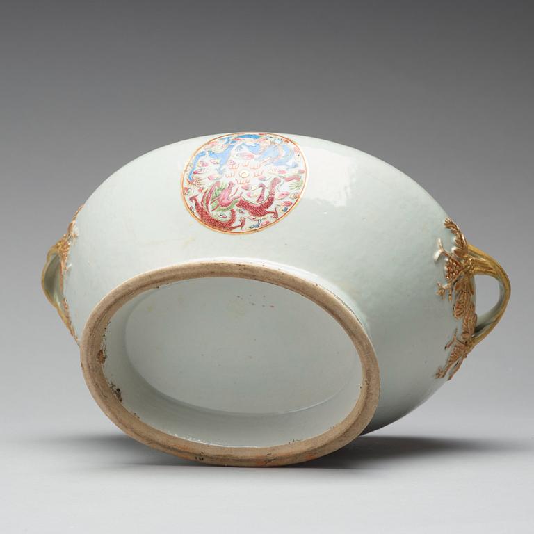 TERRIN med LOCK, porslin. Qingdynastin, Jiaqing (1796-1820).