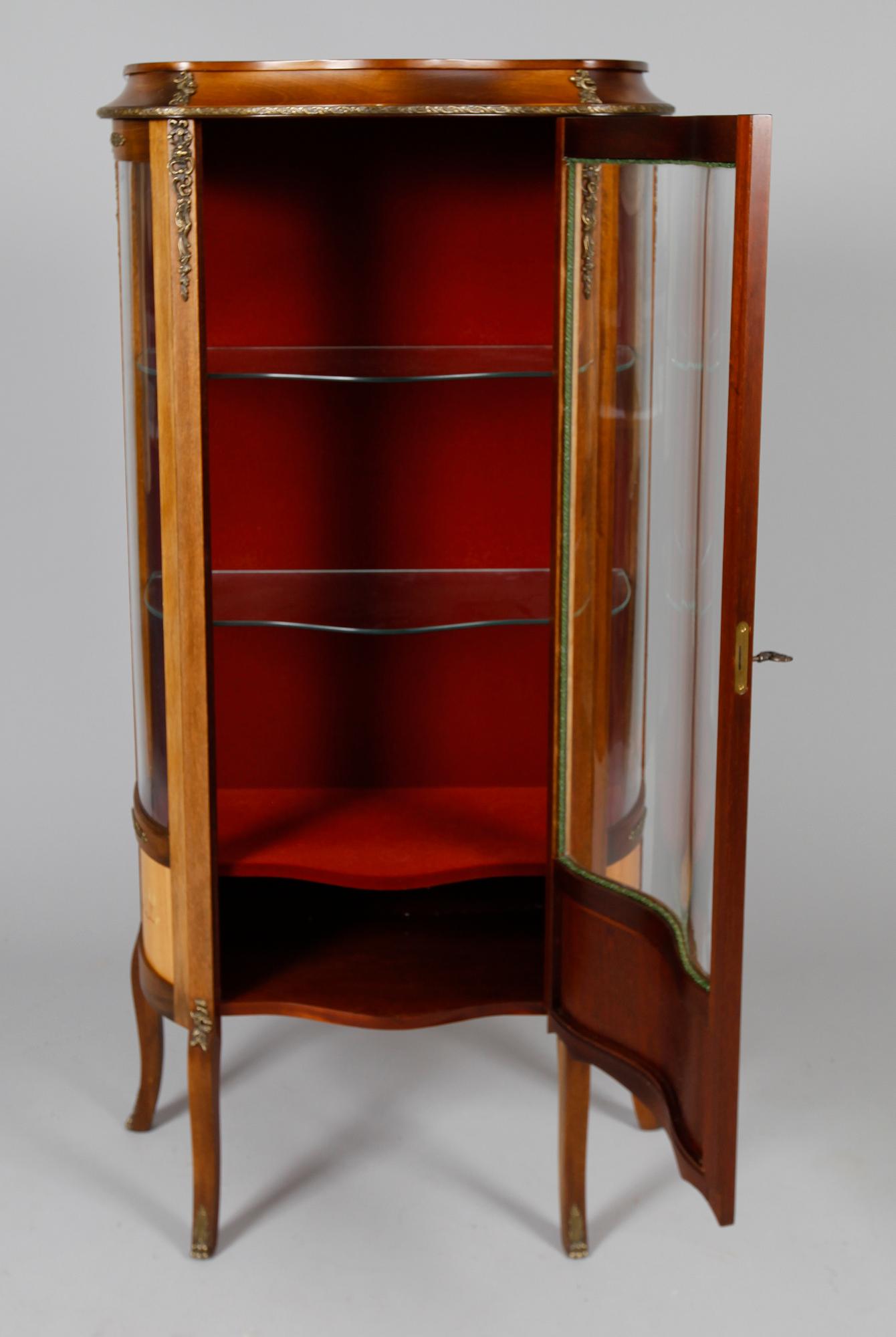 VITRINSKÅP, Louis XVI-stil, 1900-talets andra hälft.