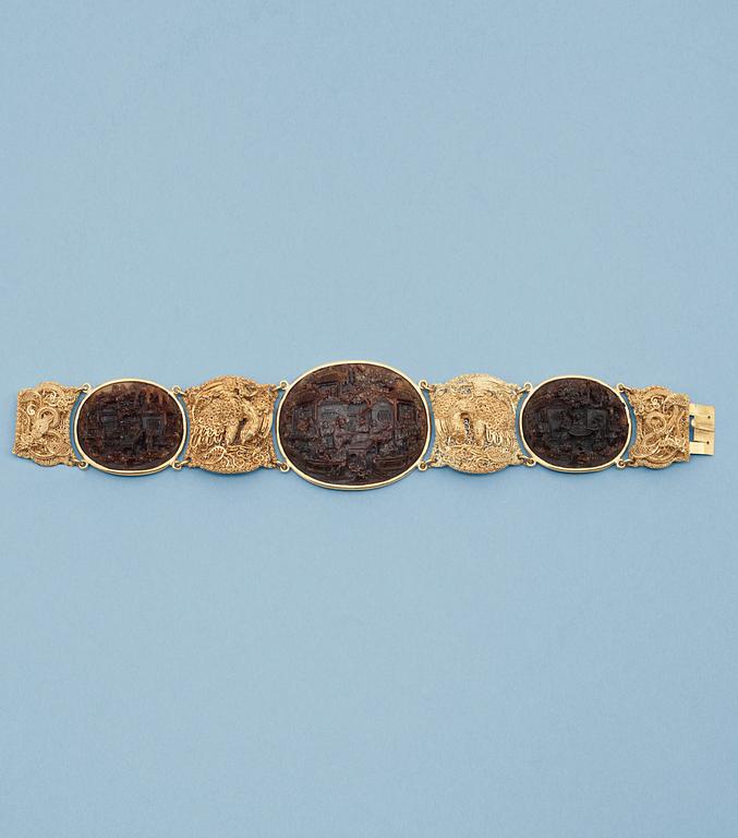 A gold filigree and sculptured tortoise bracelet, Qing dynasty, 19th Century.