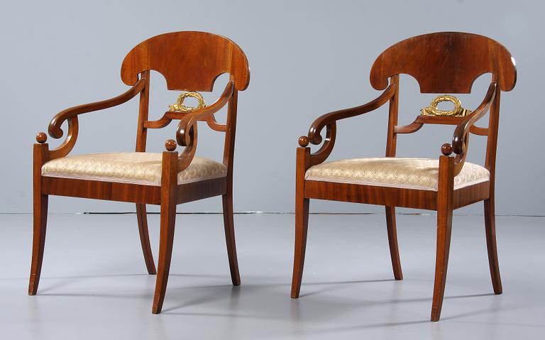 STOLAR, 4 st, samt KARMSTOLAR, ett par, Karl-Johan, 1800-talets första kvartal.