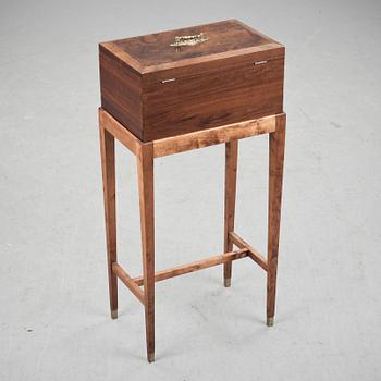 SOCKERTOPPSLÅDA på benställning, 1800-tal.