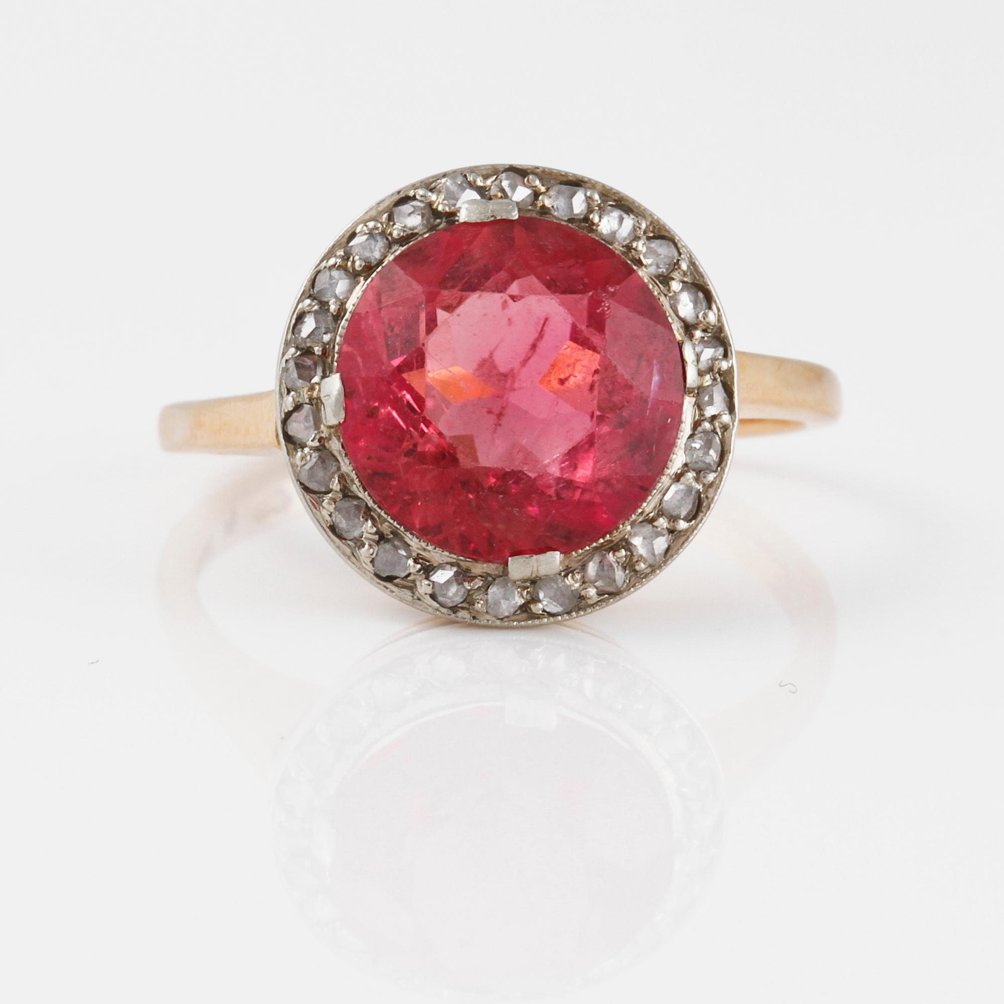 RING, 18K guld med rosa turmalin samt rosenslipade diamanter, Gustav Dahlgren & Co, Malmö, 1944. Vikt 3,5 gram.