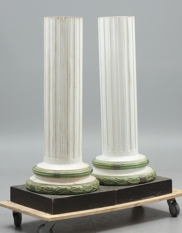 KOLONNER, ett par. Gustaviansk stil. 1900-talets andra hälft.