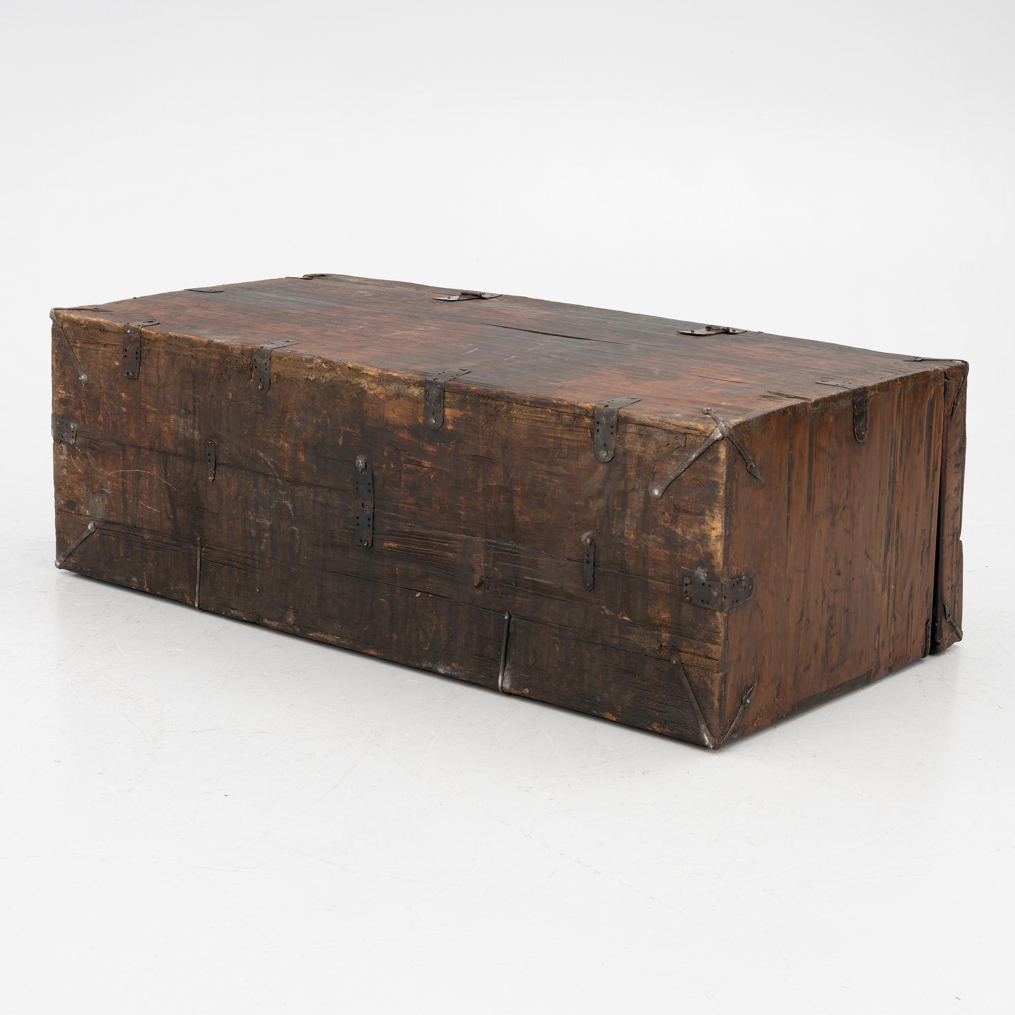 A Chinese chest, 20th century.