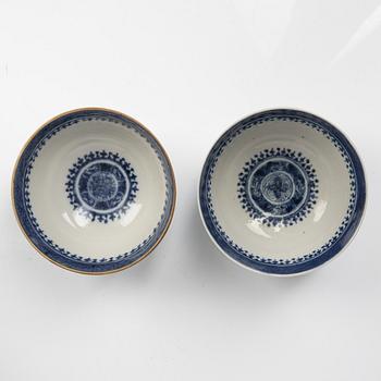 A set of 28 blue and white 'Fitz-Hugh' dishes and 8 bowls, Qing dynasty, circa 1800.