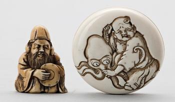 NETSUKE, 2 st, ben, Japan, sannolikt Meiji (1867-1911).