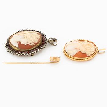 Shell cameos, 3 pcs, one set in 18K gold, 2 brooches/pendants, 1 pin.