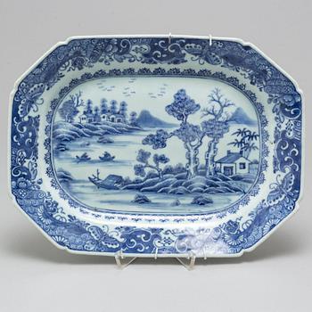 A blue and white dish, Qing dynasty, Qianlong (1736-95).