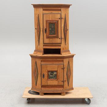 A corner cabinet, 19th century.