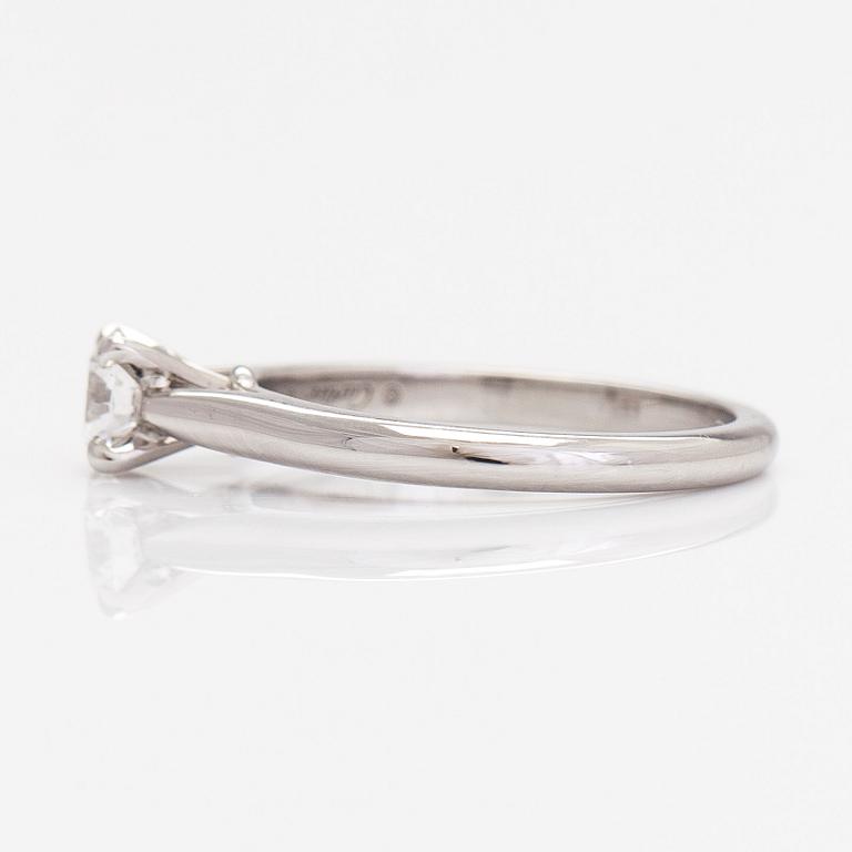 Cartier, ring, platina och briljantslipad diamant ca 0.40 ct. Med GIA dossier.