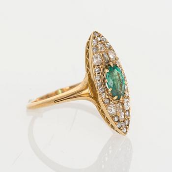 RING, guld (56), smaragd, ca 0,60 ct, små diamanter totalt ca 0,70 ct. Ryska stämplar. Vikt 3,1 g.