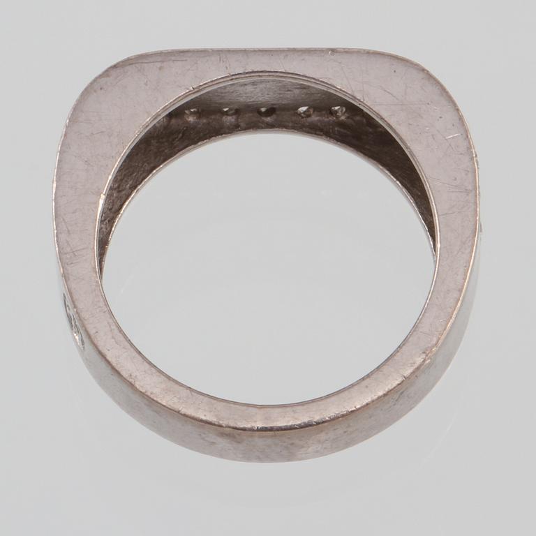 RING, 18K vitguld med briljantslipade diamanter, Heribert Engelbert, Stockholm, 2000. Vikt 6,6 gram.