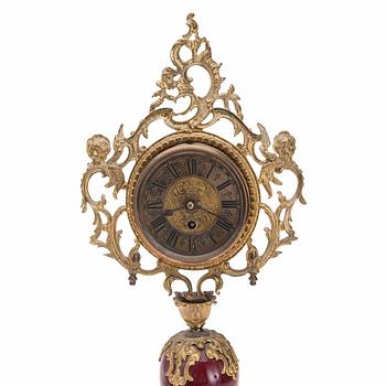 BORDSGARNITYR, 3 delar, porslin och metall, 1800-talets slut.