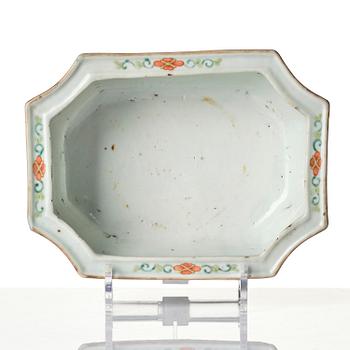 A famille rose flower pot, Qing dynasty, 19th century.