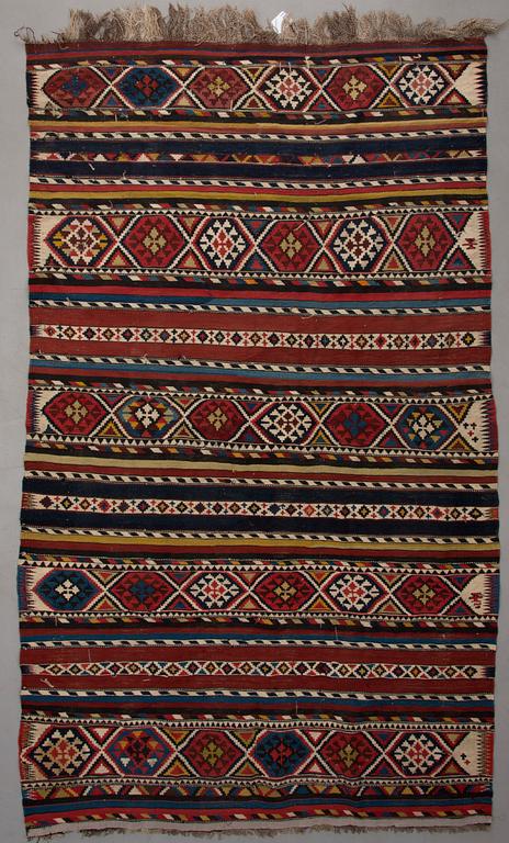 MATTA, kaukasisk kelim, sannolikt Shirvan, antik. Ca 256 x 152 cm.