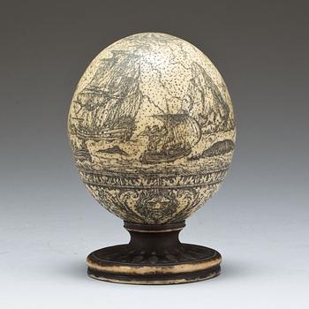 DEKORERAT STRUTSÄGG,  Scrimshaw, 1900-tal.