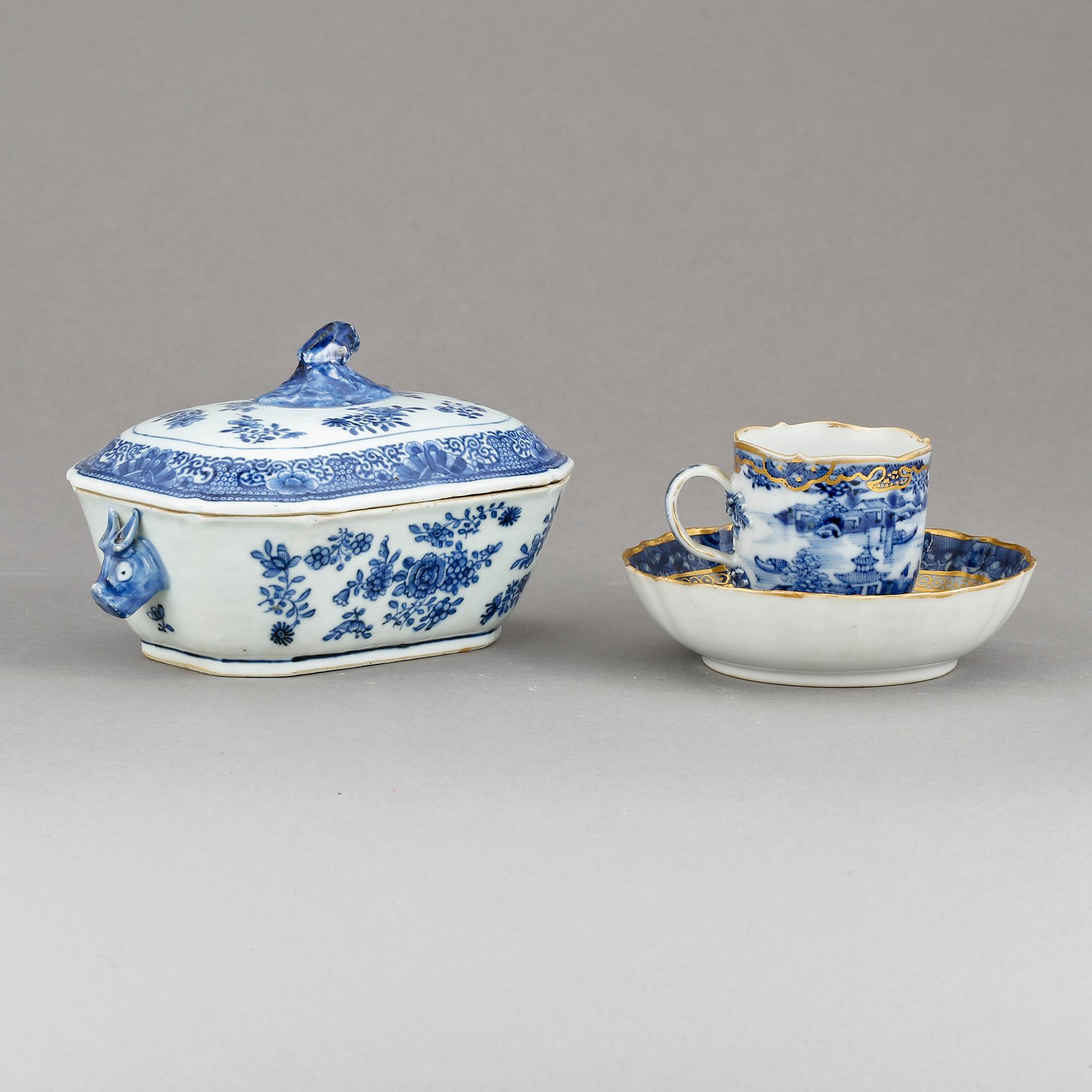 TERRIN samt KOPP med FAT, porslin, Qingdynastin, Kina, Qianlong (1736-95).