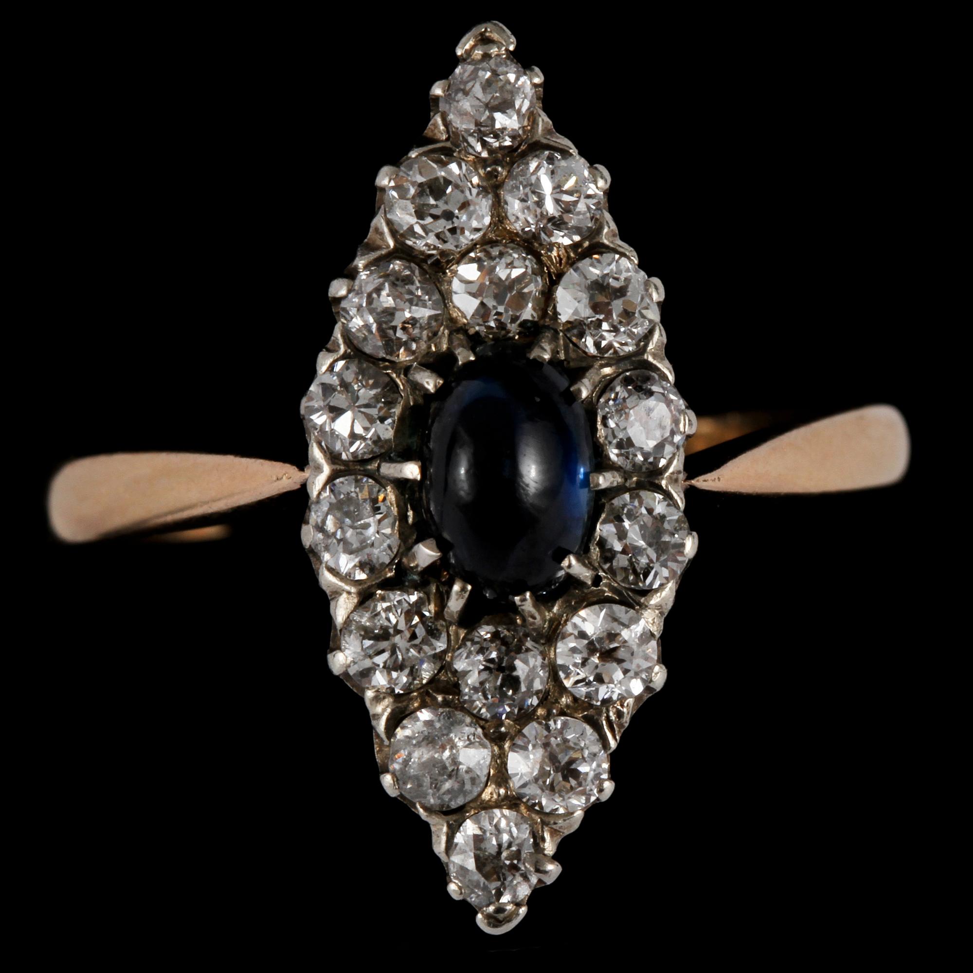 RiING, 18k guld, cabochonslipad blå safir samt äldre briljantslipade diamanter Eli Axelsson, Stockholm, 1917. Vikt 3 gr.