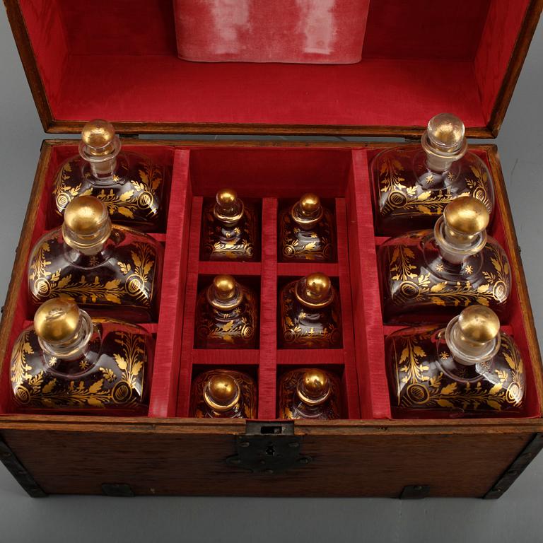 SCHATULL med FLASKOR samt GLAS, 17 delar, glas, 1800.