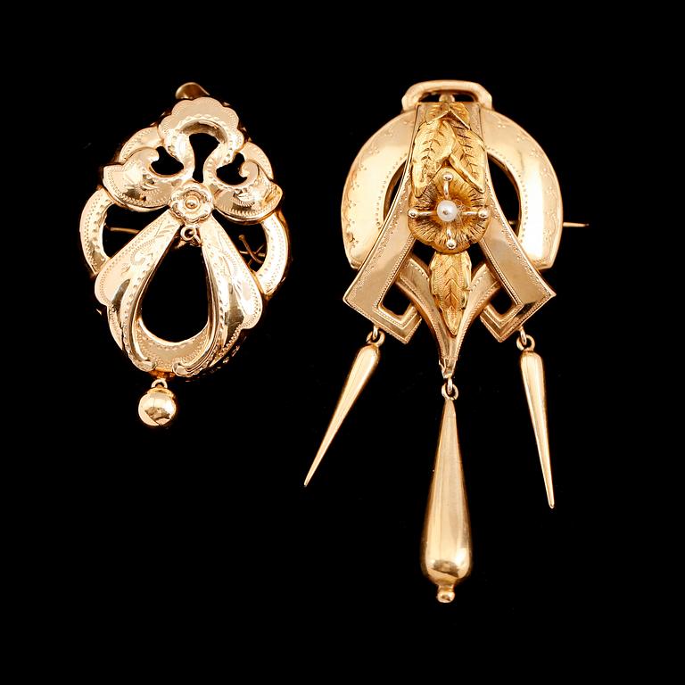 BROSCHER, 2 st, 18 k guld, svenska stämplar 1920 samt 1955. Vikt ca 11 gram.