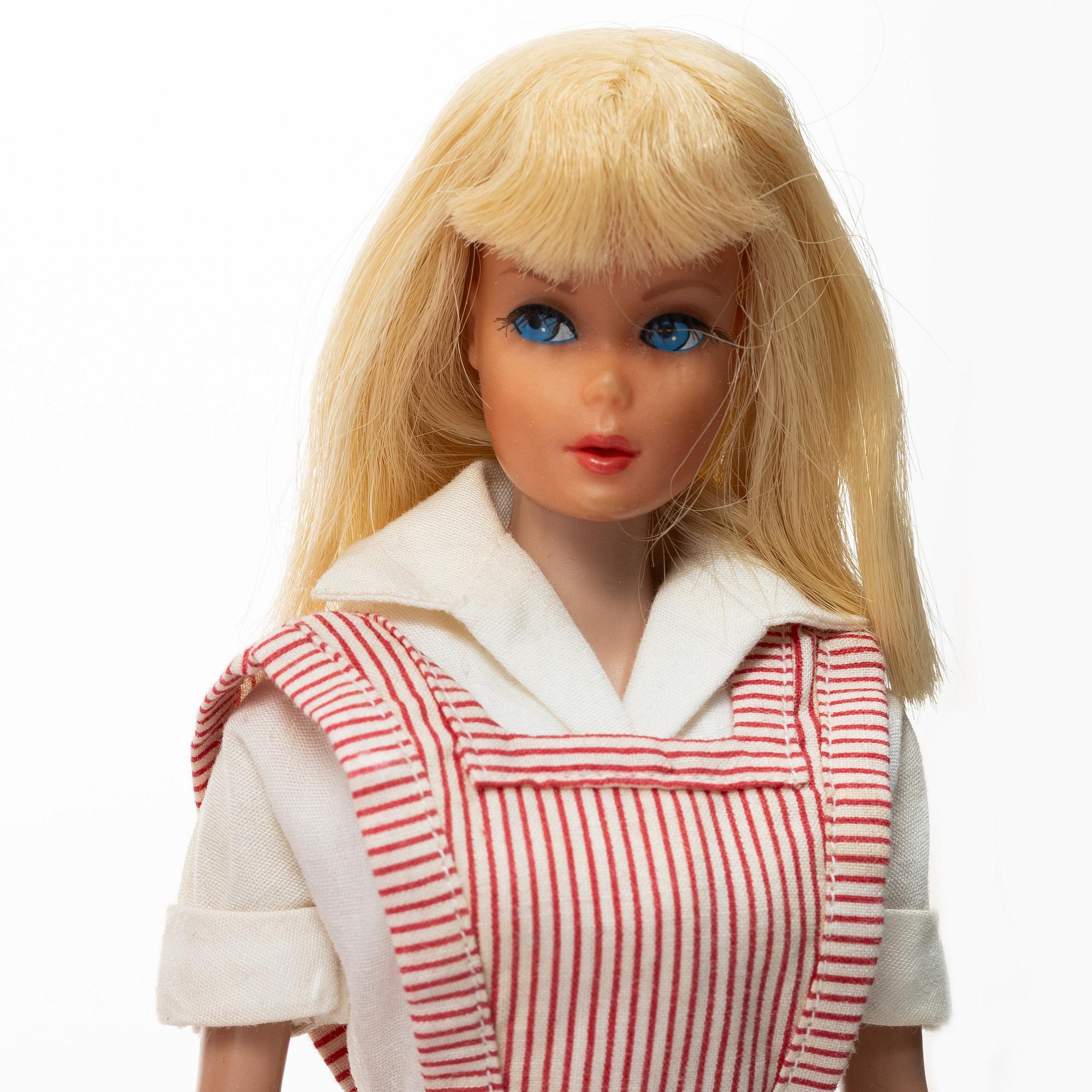 Barbiedockor, 4 st, samt kläder och accessoarer, Mattel, 1960-/70-tal.