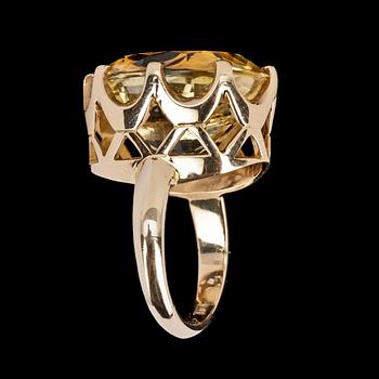 RING, oval faceted citrine.