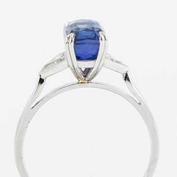 RING, platina, med fasettslipad violettblå safir och triangelslipade diamanter, medföljande certifikat.