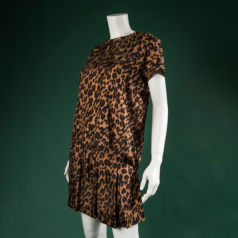 A top and skirt, by LOUIS VUITTON, in size 40(FR).