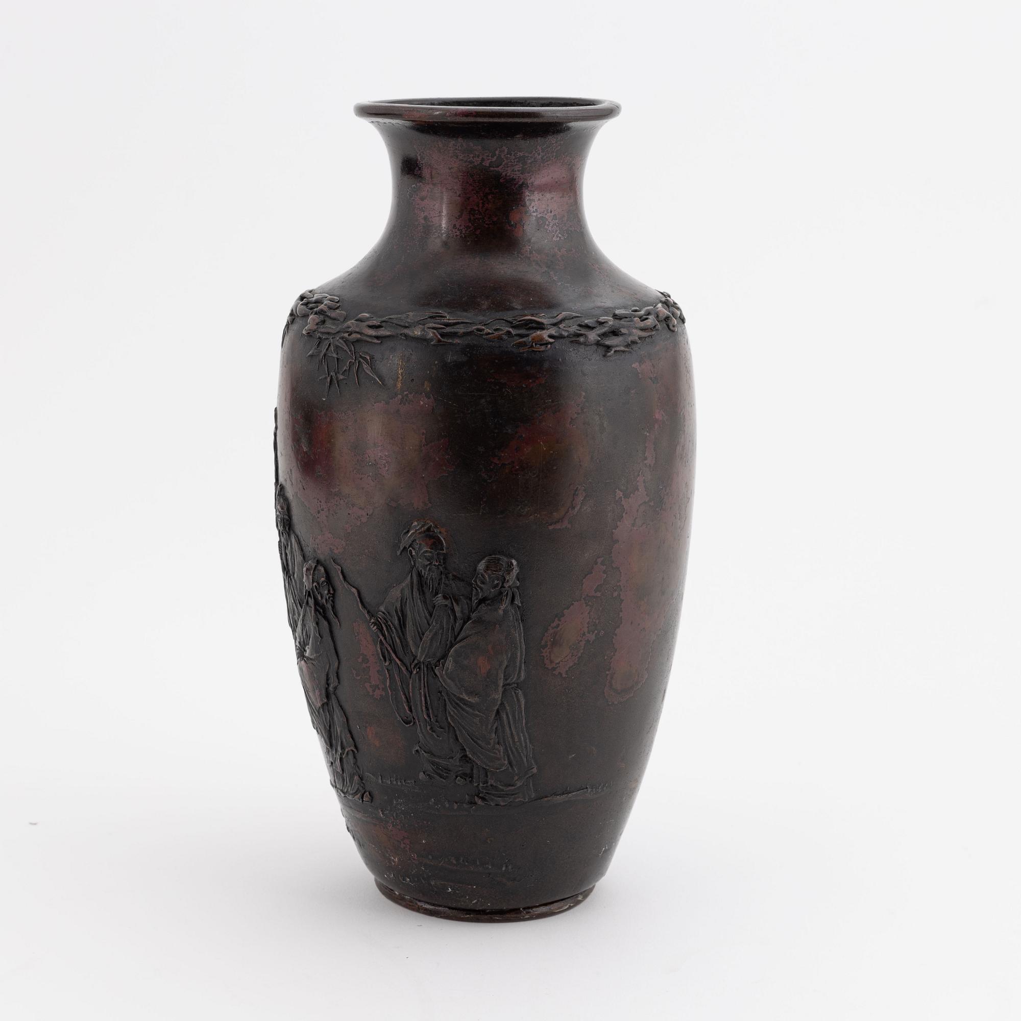 A Japanese bronze vase, 20th century.