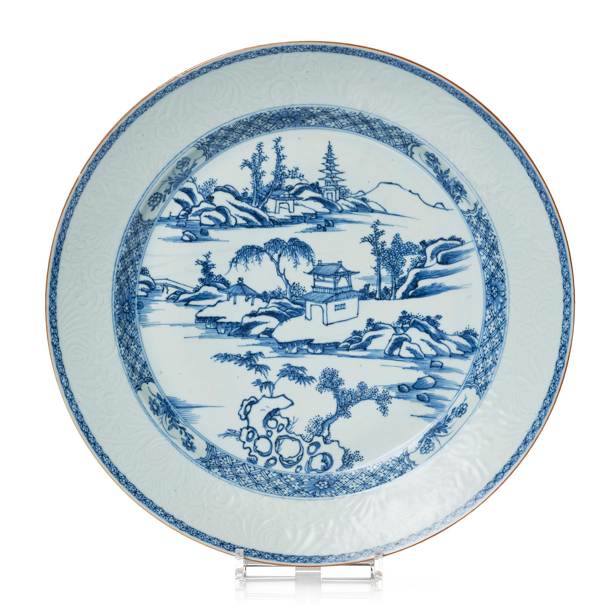 A blue and white Chinese Export serving dish. Qing dynasty, Yongzheng (1723-35).