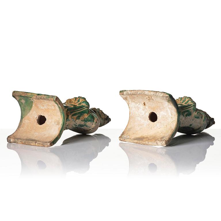 A pair of green and yellow glazed roof tiles figures, Ming dynasty (1368-1644).