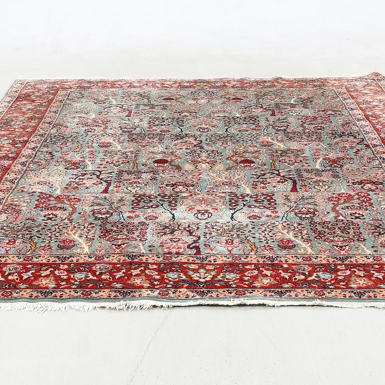 Oriental rug, old/semi-antique, approximately 333x254 cm.