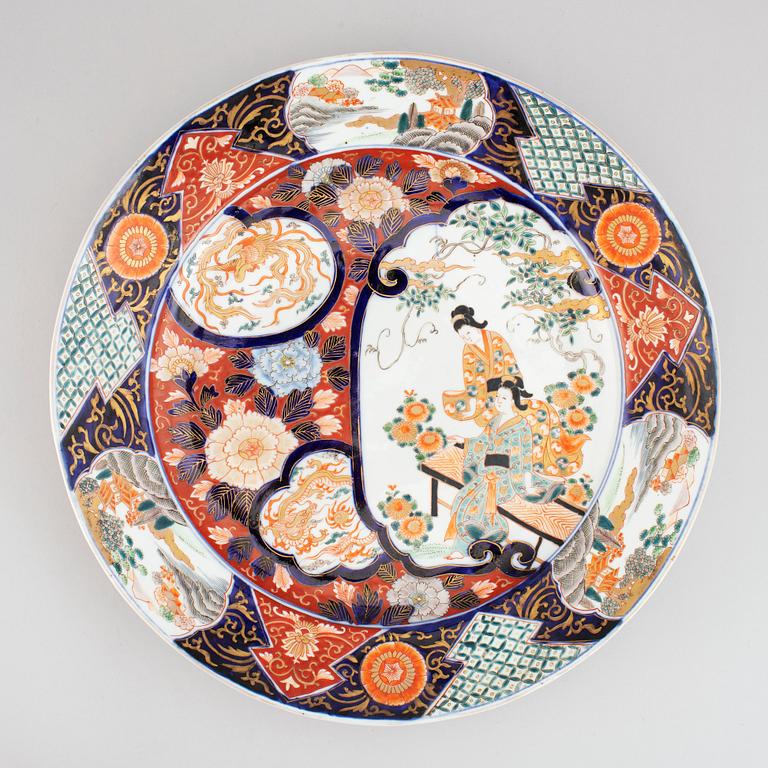 A large imari serving dish, Japan, Meiji (1868-1912).