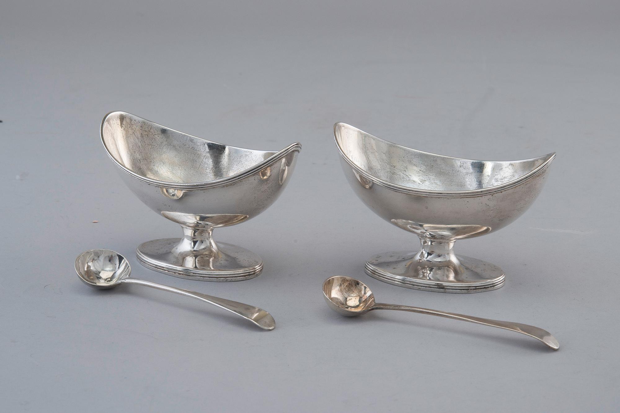 ETT PAR SALTKAR MED SKED, sterling silver. Henry Chawner London 1793. Skedarna Peter & William Bateman London 1805.