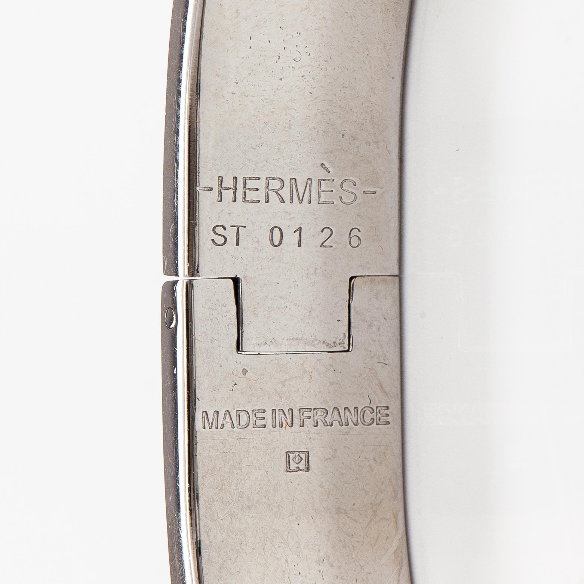 Hermès, armband, "Clic H PM", silverfärgad metall och vit emalj.