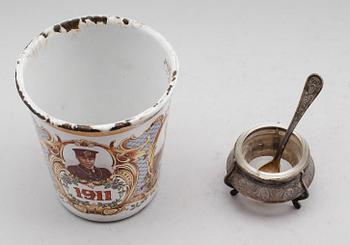CORONATIONBÄGARE, emalj, England samt SALTKAR, låghaltigt silver, Ryssland, omkring år 1900.
