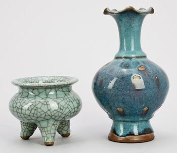 VAS samt TRIPOD, porslin, sannolikt Kina 1800- samt 1900-tal.