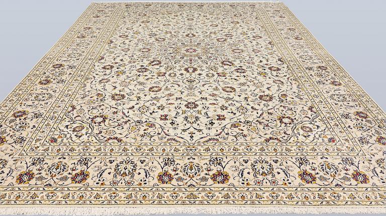 A Keshan carpet, approx. 404 x 295 cm.