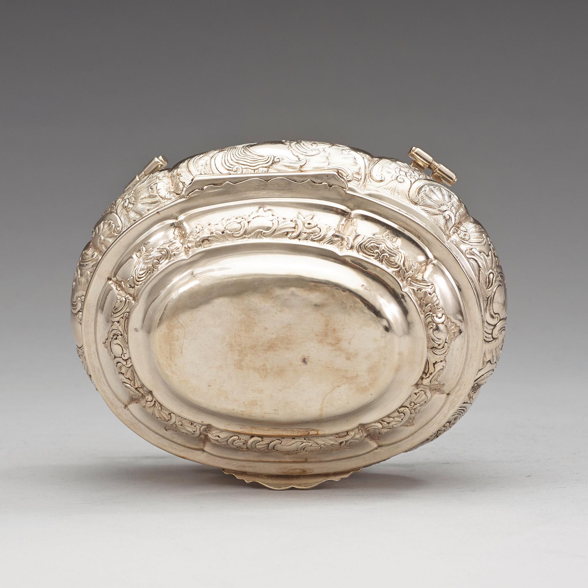 A Russian mid 18th century silver sugar-box, marks of Jakow Semenow Maslennikow, Moscow 1757.