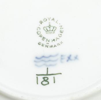 SERVISDELAR, 49 delar, porslin, "Musselmalet", Royal Copenhagen samt Bing & Gröndahl.