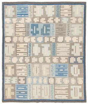 453. Alice Lund, a carpet, flat weave, ca 302 x 251, signed AL.