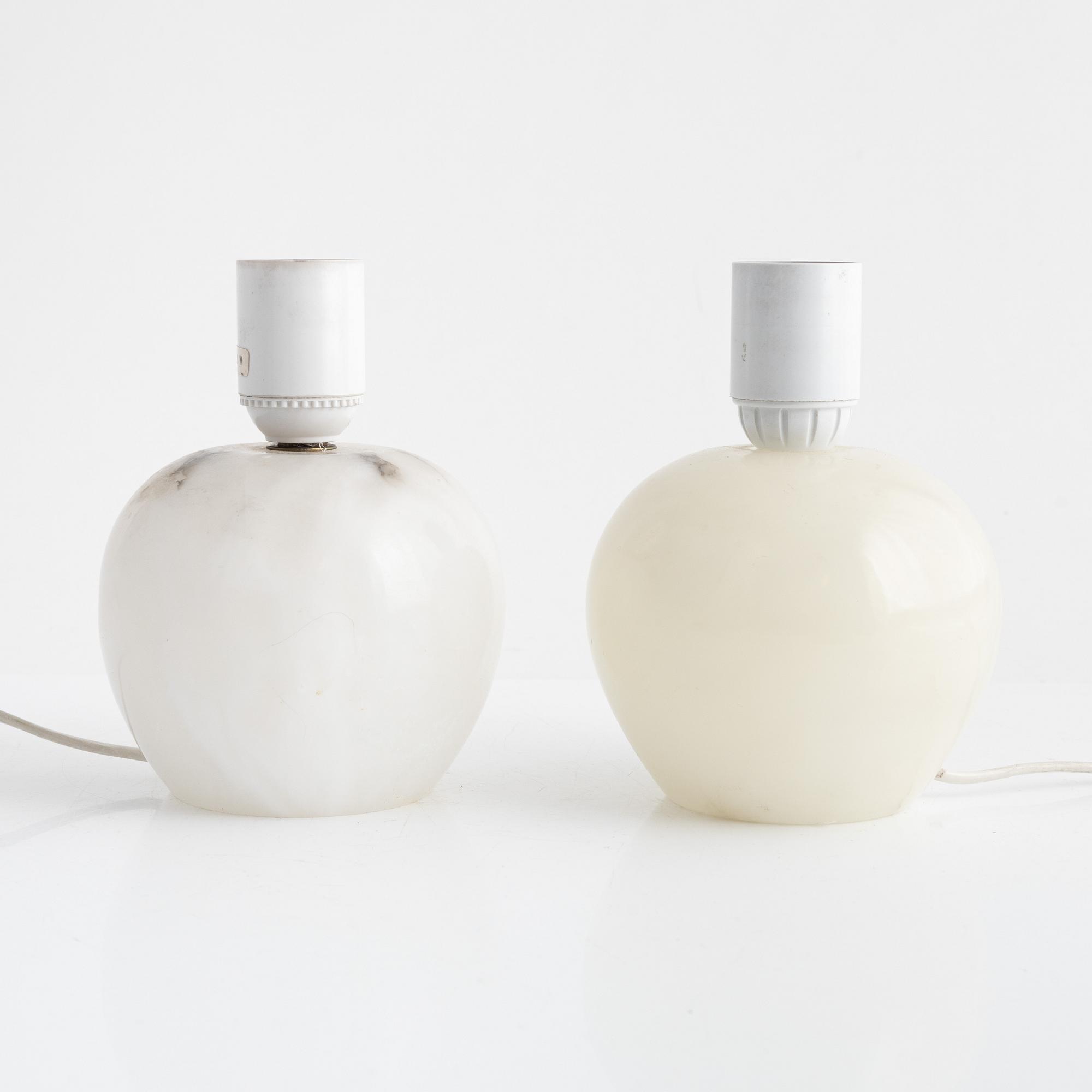 Bordslampor, ett par,alabaster, modell ”B 2585”
Firma Svenskt Tenn.