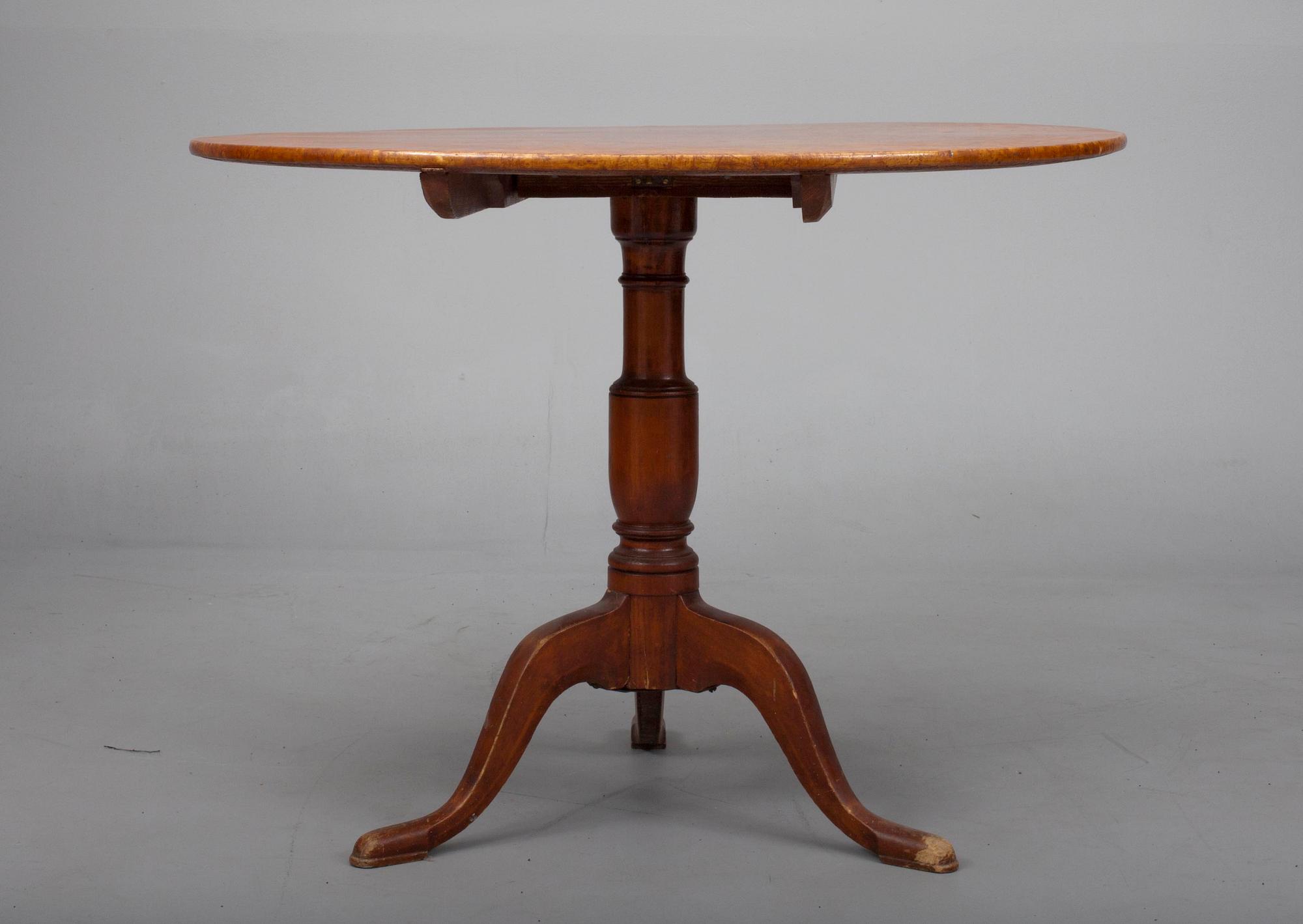 KÄÄNTÖPÖYTÄ, lepänjuuriviilutettu, 1800-luku.