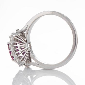 A ring set with a ruby ca 1.85 cts and round-brilliant and trapez-cut diamonds.