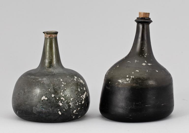 FLASKOR, 2 st, glas, 1700-talets första hälft.