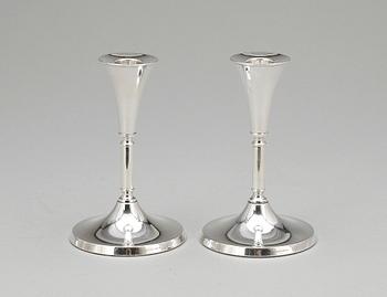 LJUSSTAKAR, ett par, silver, Benny Design för Ceson Guldvaru AB, Göteborg, 1991.