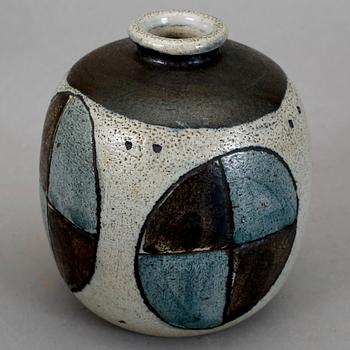 VAS, chamotterat stengods. Anders Bruno Liljefors, Gustavsberg studio, 1952.