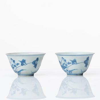 A pair of blue and white cups, Ming dynasty (1368-1644).