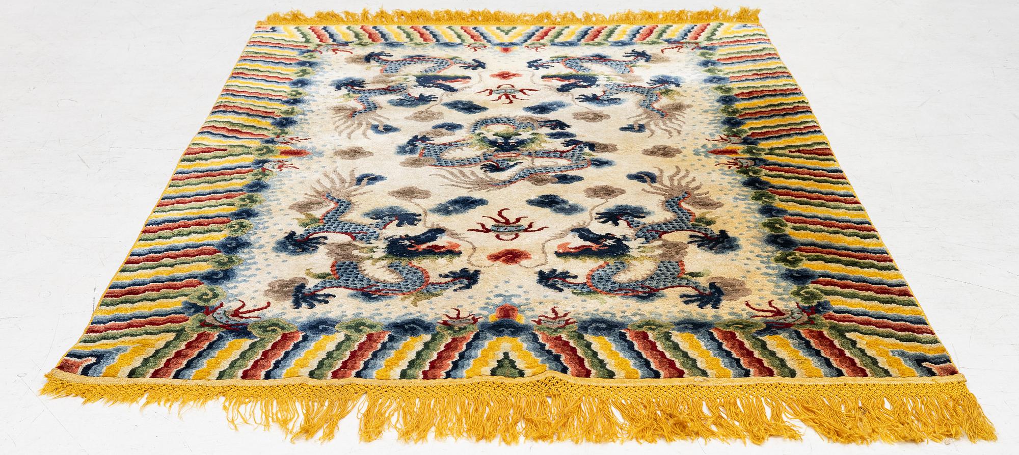 Matta semiantik silke Kina, ca 185 x 122 cm.